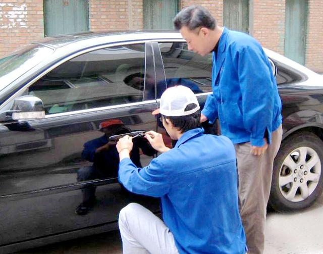 吴江汽车钥匙丢在车里面怎么办?